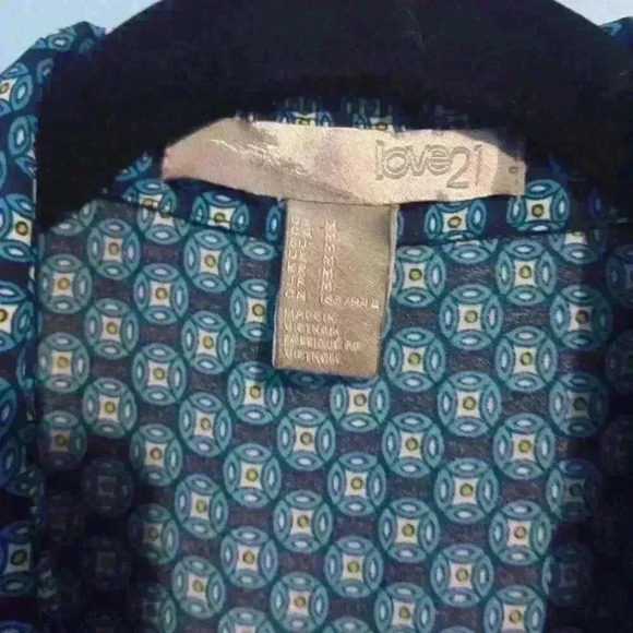 Love 21 blouse wrap and snap front blue and yellow print lightweight size M - Picture 2 of 5